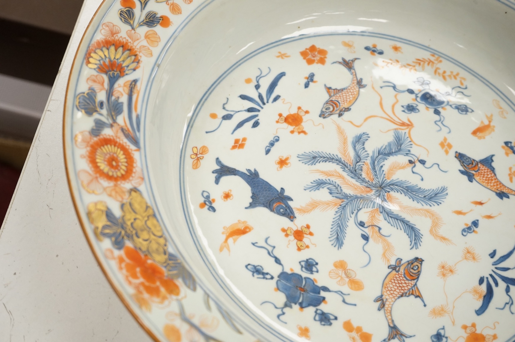 A Chinese Imari bowl, Kangxi period, 36cm in diameter